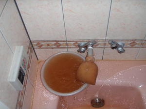 富山県Ｋ邸様　台所水栓の洗浄写真