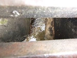 側溝に流れる漏水