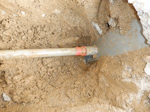 コン柱の下を掘削（漏水箇所）